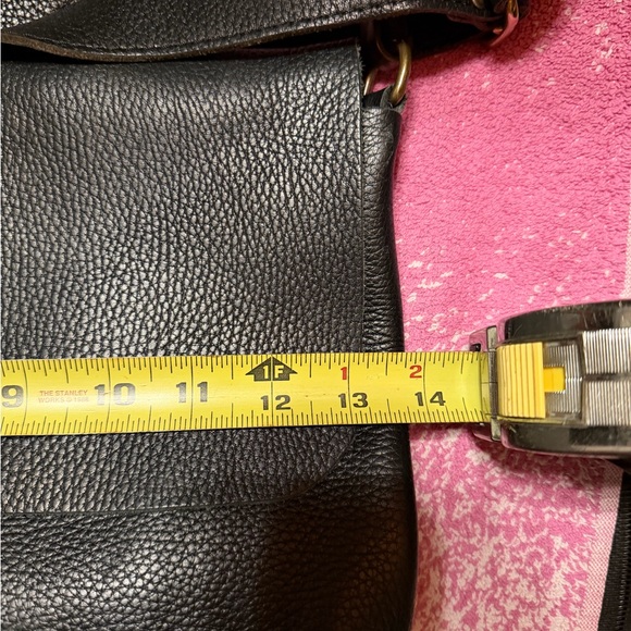 Elegant Black Leather Crossbody Bag - Picture 14 of 15